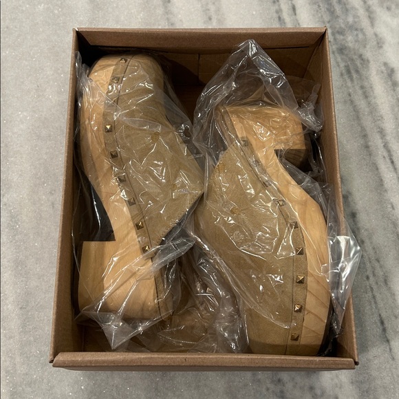 Steve Madden Brooklyn Taupe Suede Studded Wooden Clogs sz 8 - Picture 9 of 10